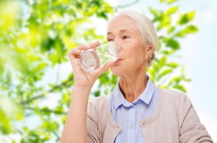 Bere acqua migliora la salute mentale degli anziani 