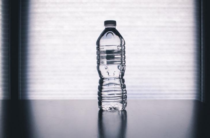 Bottle flip challenge, il gioco con le bottiglie di plastica