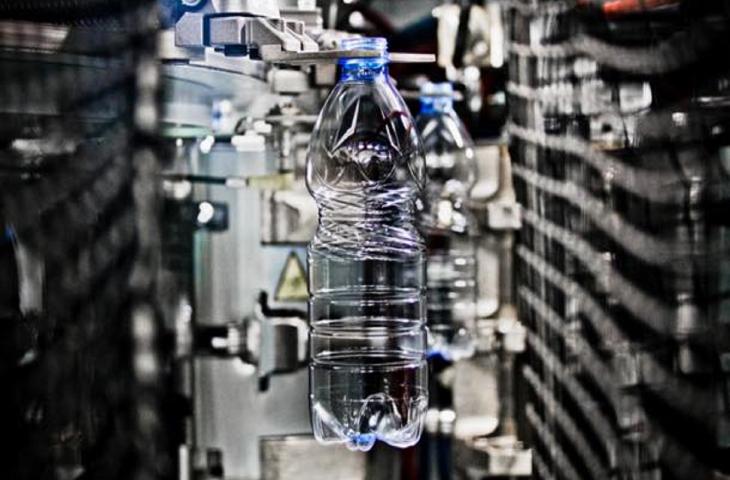 Bottiglie d'acqua in PET: dimezzato il peso medio 