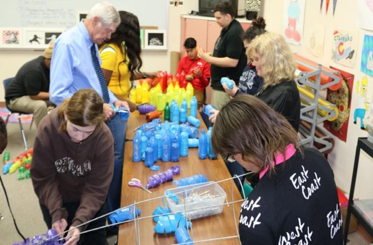 Bottiglie di plastica per illuminare la Mesquite Academy 