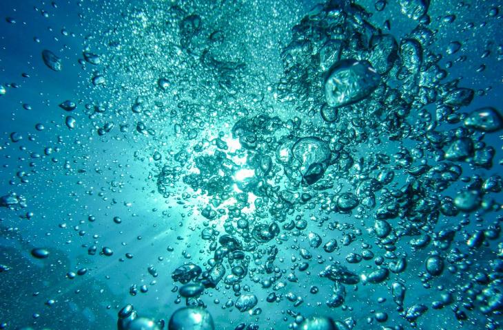 Come estrarre idrogeno e litio dall’acqua di mare