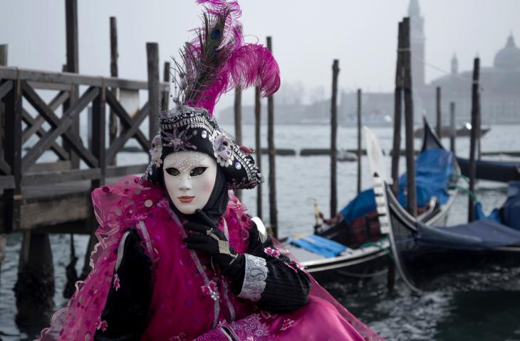 Carnevale di Venezia: sfilata galleggiante dedicata alla luna – In a Bottle