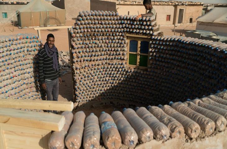 Case di bottiglie di plastica nel deserto algerino 