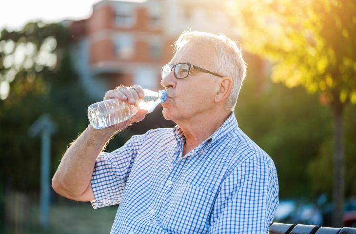 Come prevenire la disidratazione negli anziani - In a Bottle