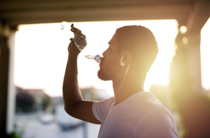 Corretta idratazione, come capire se si beve abbastanza acqua - In a Bottle