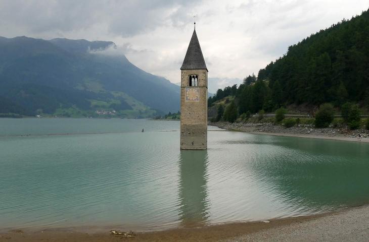 Curon, storia e leggenda del campanile che emerge dal lago - In a Bottle