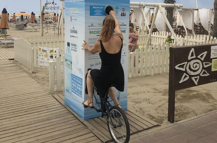 Eco-compattatori e “ricyclette” in spiaggia per un’estate più sostenibile