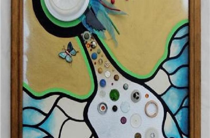Elizabeth Moss, maestra di arte con oggetti riciclati 