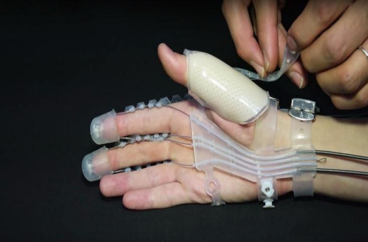 Exo-Glove Poly, guanto robotico per degenti e invalidi 
