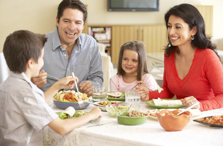 Mangiare con lentezza aiuta a rimanere in linea