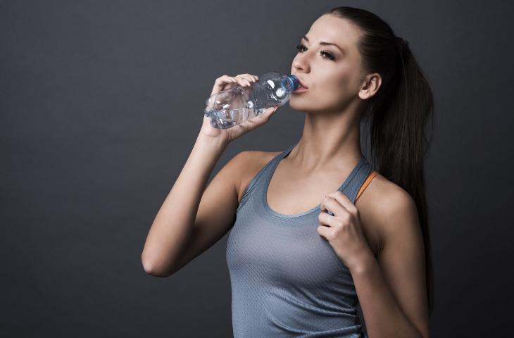 I 5 segnali con cui il tuo corpo ti invita a bere più acqua alt_tag