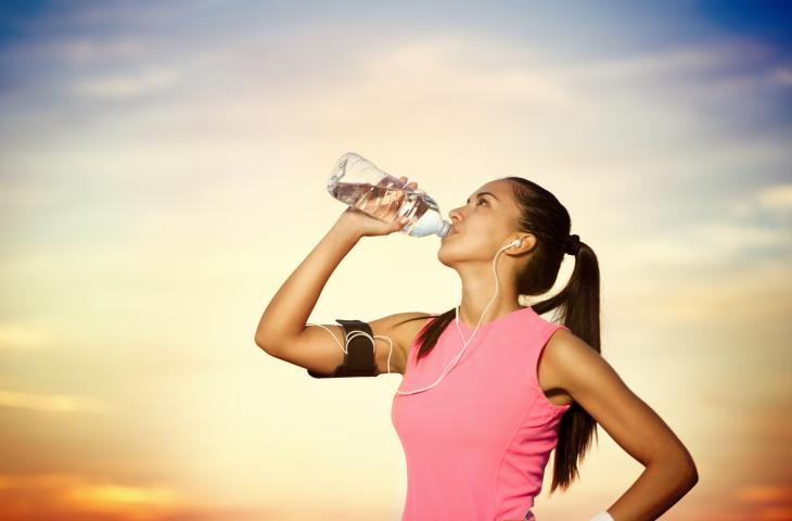 Linee guida complete per l'idratazione ottimale per ogni sport