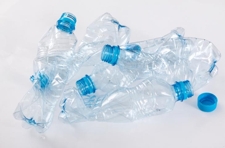 Riciclo plastica, l’UE recupera 66 miliardi di bottiglie in PET