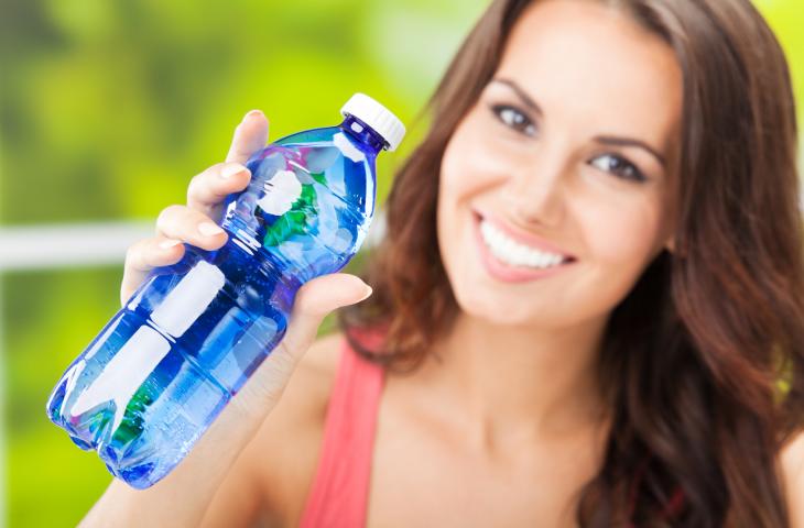I 10 motivi per cui bere acqua fa bene