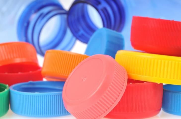 Raccolta tappi di plastica e riciclo delle bottiglie, cosa sapere