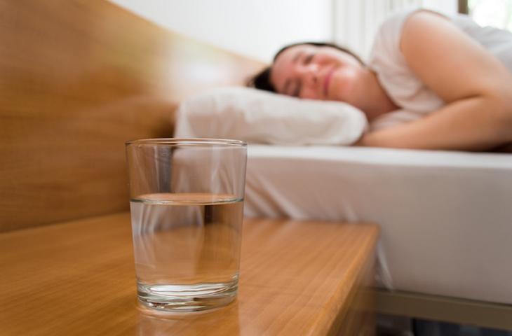 Qualità del sonno e idratazione: l'acqua aiuta a dormire 