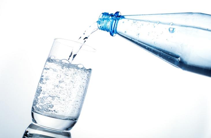 Gli 8 importanti benefici dell'acqua minerale 