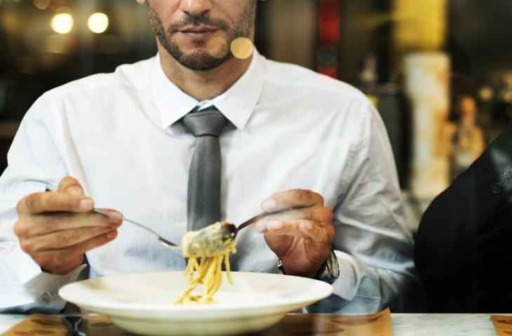 Gli uomini che mangiano soli sono a maggior rischio di obesità 