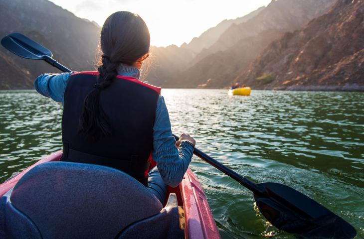 Holly Budge, l’atleta con la paura dell’acqua che ha partecipato ad una competizione di corsa, kayak e bicicletta - In a Bottle