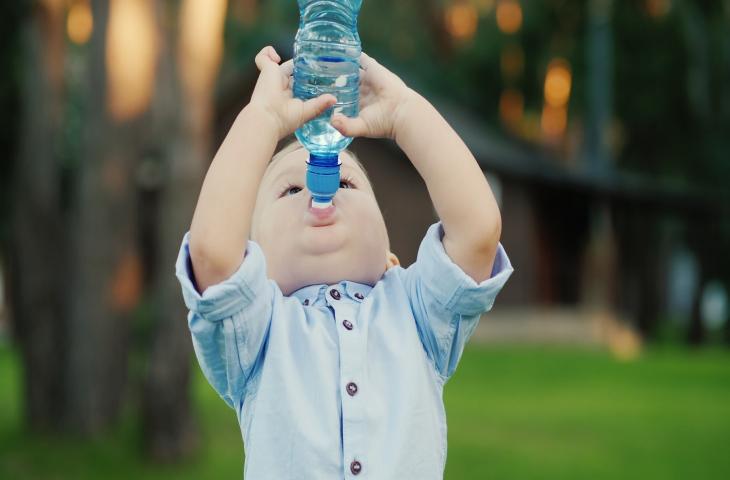 I bambini che bevono poco soffrono di tosse più degli altri 