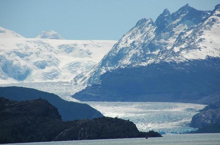 Iceberg si stacca dal ghiacciaio Grey in Cile 