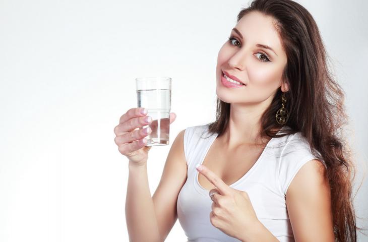 Idratazione in gravidanza: l’acqua come alleata fondamentale delle future mamme