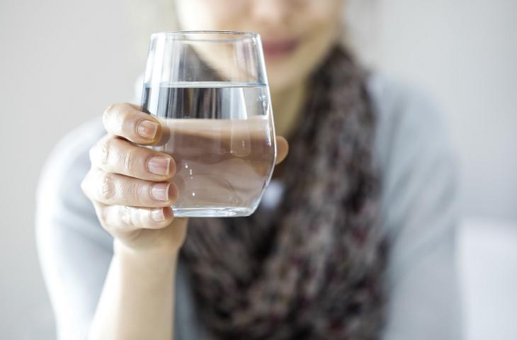Quanta acqua bere al giorno: guida in base a peso, età e consigli OMS