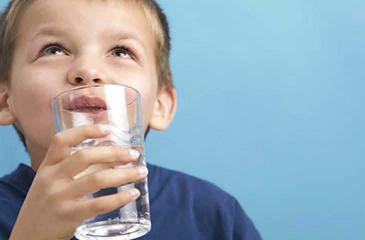 L’acqua, soluzione per i bambini che fanno attività fisica