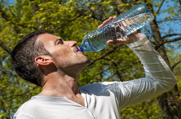 Bere acqua aumenta la velocità del metabolismo