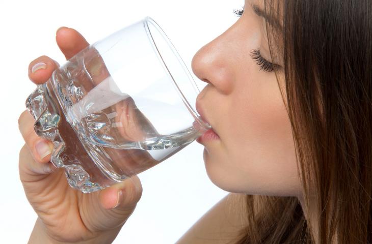 Infezioni urinarie ridotte nelle donne che bevono più acqua – In a Bottle