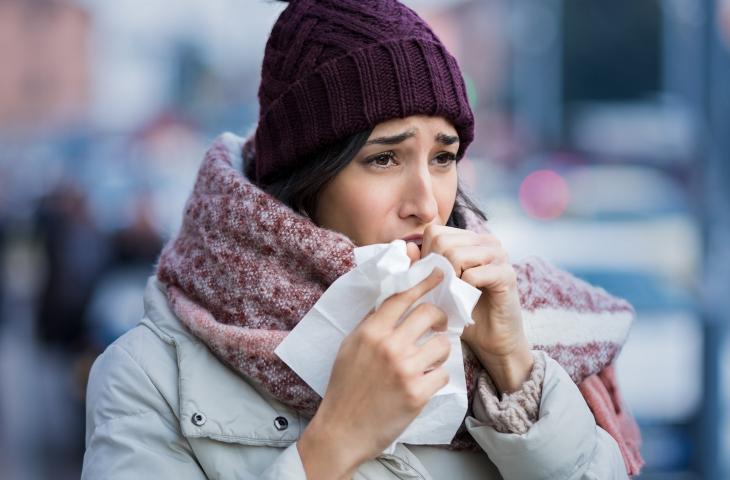 Influenza e raffreddore si combattono con idratazione e riposo 