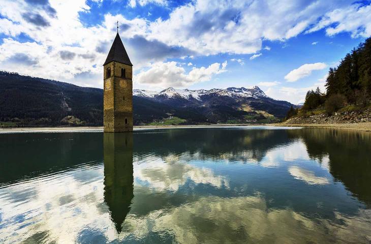 Chiesa Sommersa Lago Resia Leggenda Campanile che Emerge dalle Acque – In a Bottle