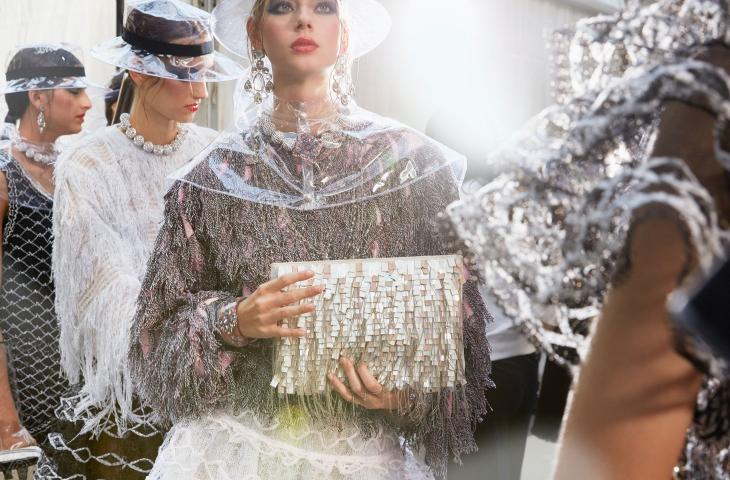 La plastica sfila in passerella con Karl Lagerfeld per Chanel 