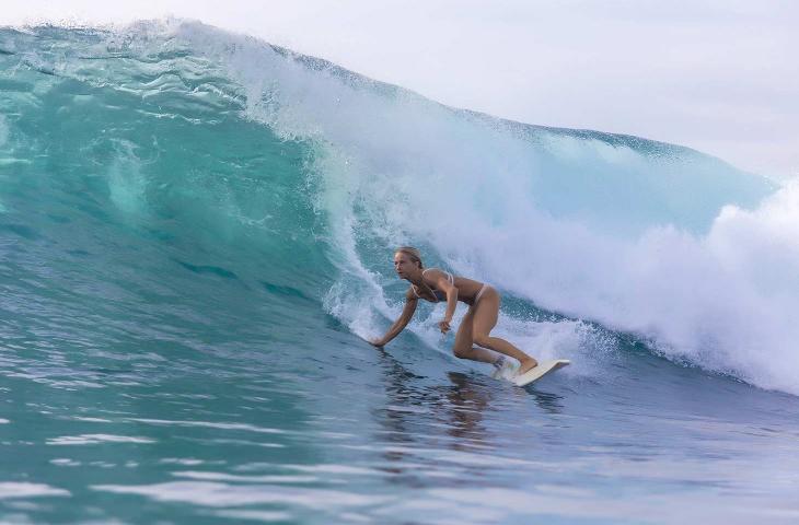 La storia di Bethany Hamilton, surfista con un braccio solo a cavalcare le onde - In a Bottle