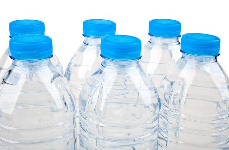 L’acqua in bottiglia vince nel mondo
