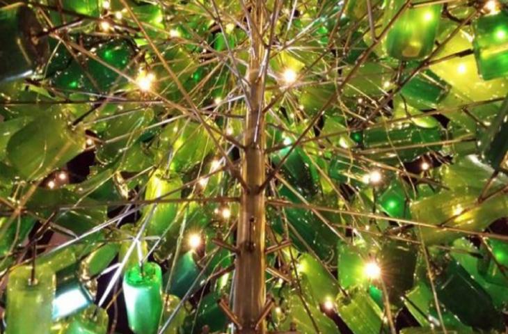 L'albero di Natale fatto di bottiglie di plastica riciclata 