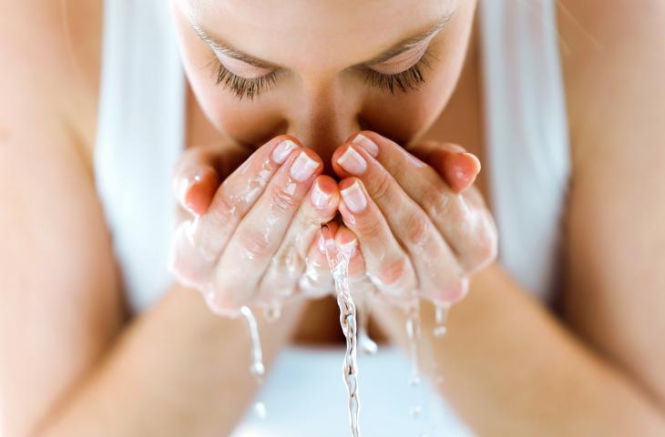 Lavarsi il viso con l’acqua frizzante fa bene, scopri perché 