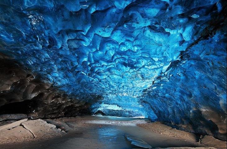 Le cave di ghiaccio islandesi che incantano il mondo 