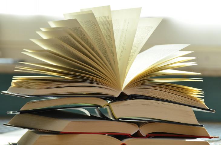 Un libro in cambio di una bottiglia di plastica - In a Bottle