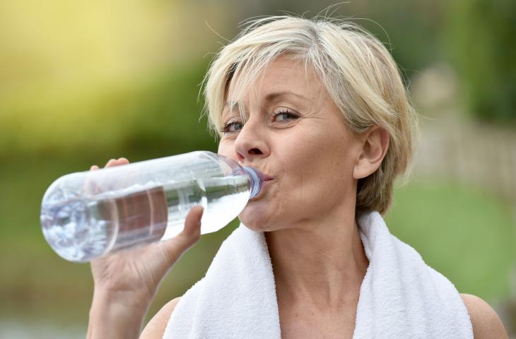 L'idratazione rende serena la menopausa 