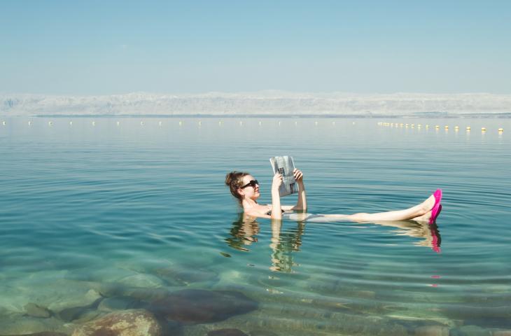 Perché nel Mar Morto si galleggia più facilmente? - In a Bottle 