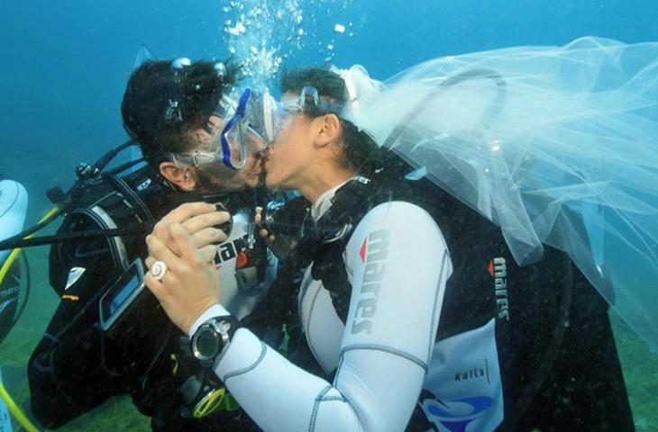 Sposarsi sott’acqua, lo speciale “Si” nelle acque pugliesi - In a Bottle