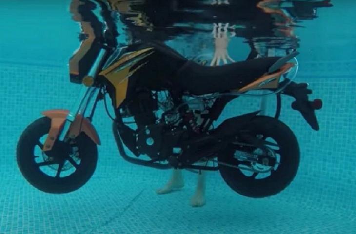 Moto sott'acqua? Il bizzarro esperimento di Bikes & Beards