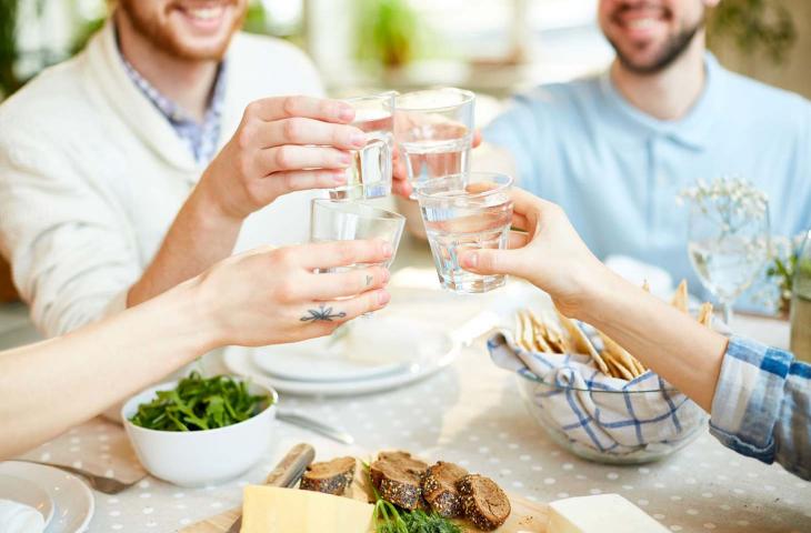Natale, tre buoni motivi per bere acqua durante i pranzi e le cene delle Feste - In a Bottle