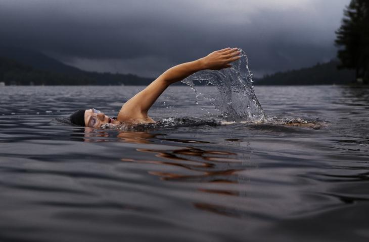 Outdoor Swimming Society e la celebrazione del nuoto in mare aperto - In a Bottle