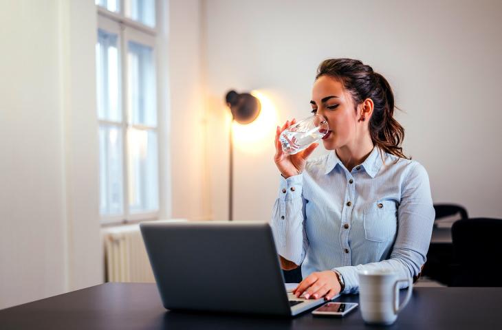 Perché una corretta idratazione aiuta le funzioni cognitive 