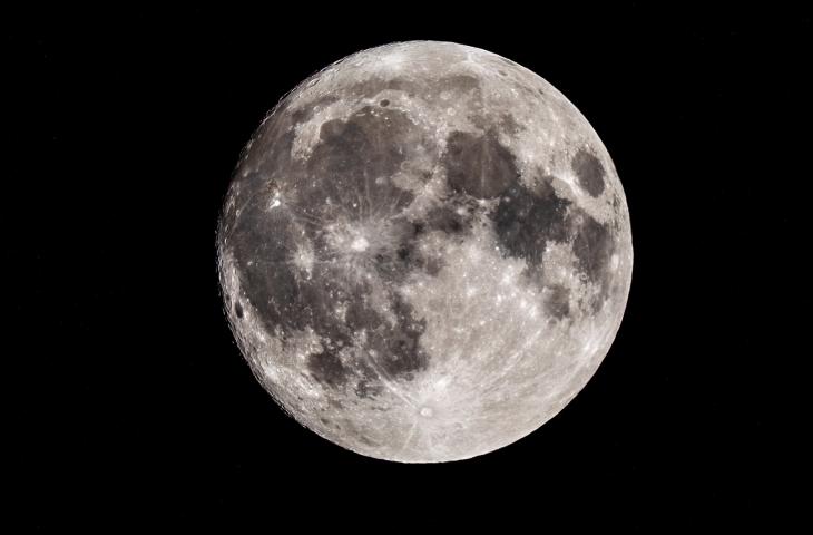 L'acqua sulla Luna c'è ed è più diffusa del previsto