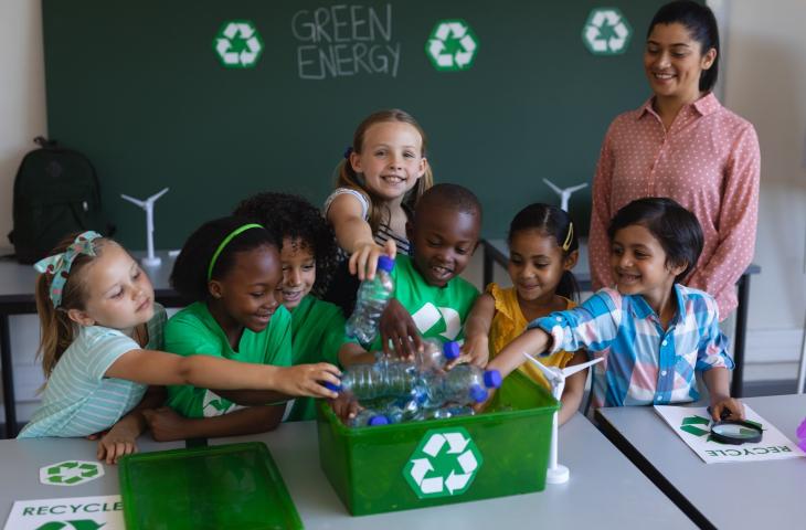 Il riciclo delle bottiglie di plastica in Kenya si impara a scuola – In a Bottle