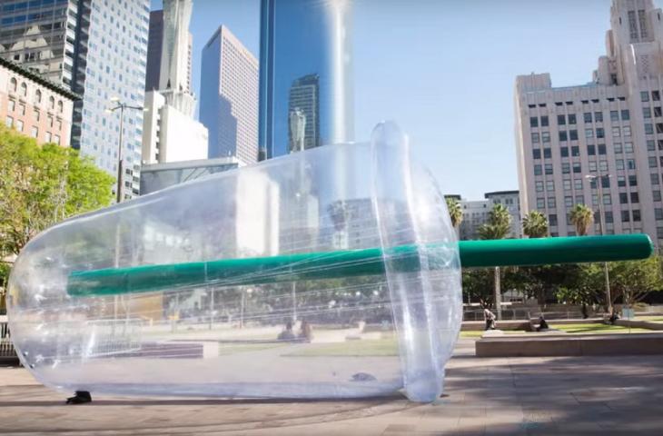 Giant Plastic: una scultura contro l'inquinamento alt_tag
