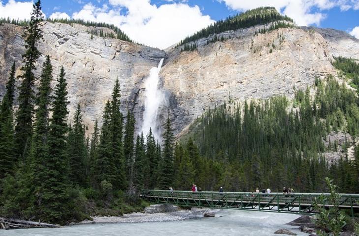 Scopri la meraviglia delle cascate Takakkaw e l'Emerald Lake 